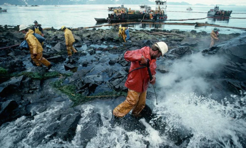 Exxon Valdez: Η ασύλληπτη οικολογική καταστροφή που άλλαξε τη ναυπήγηση των πλοίων